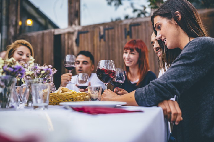 Anstoßen im Restaurant